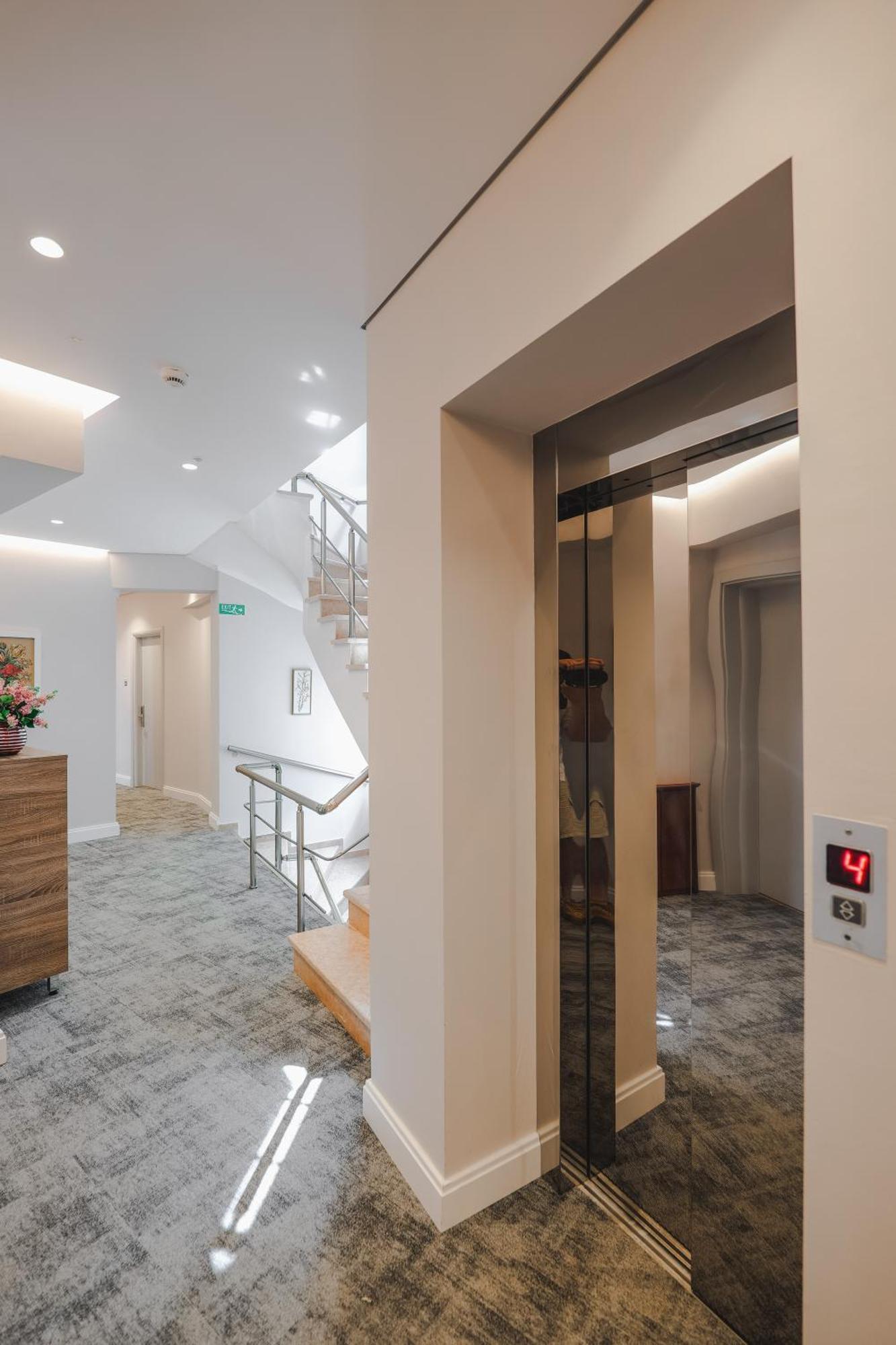 Hotel Oasis Sarandë 外观 照片